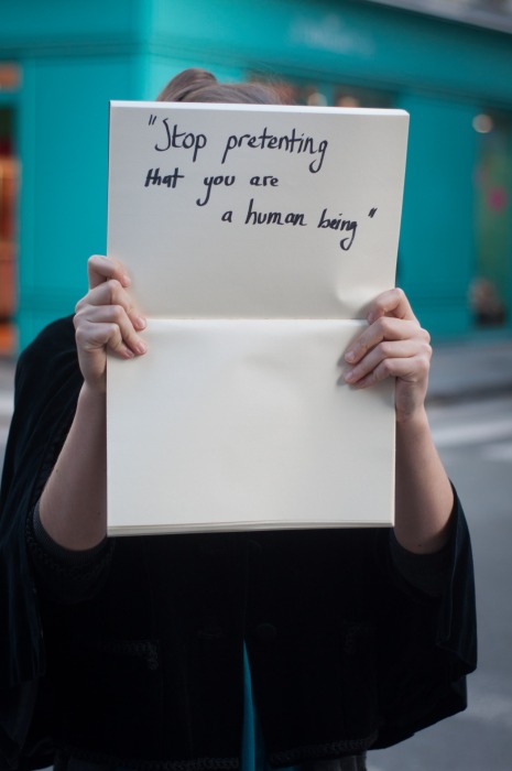 « Arrête de faire semblant d'être un être humain ». Parole d'un violeur à sa victime, tiré du projet Unbreakable 