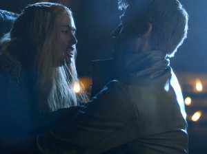 Dans la série Game of Thrones, Jaime viole sa sœur Cersei. Le réalisateur Alex Graves a déclaré à propos de cette scène : “A la fin, ça devient consenti car tout ce qui les concerne débouche sur un truc bandant, particulièrement quand il s’agit d’une lutte de pouvoir. (…) C’est une de mes scènes préférées.” Pour une victime, ressentir du plaisir physique est vécu comme l’humiliation